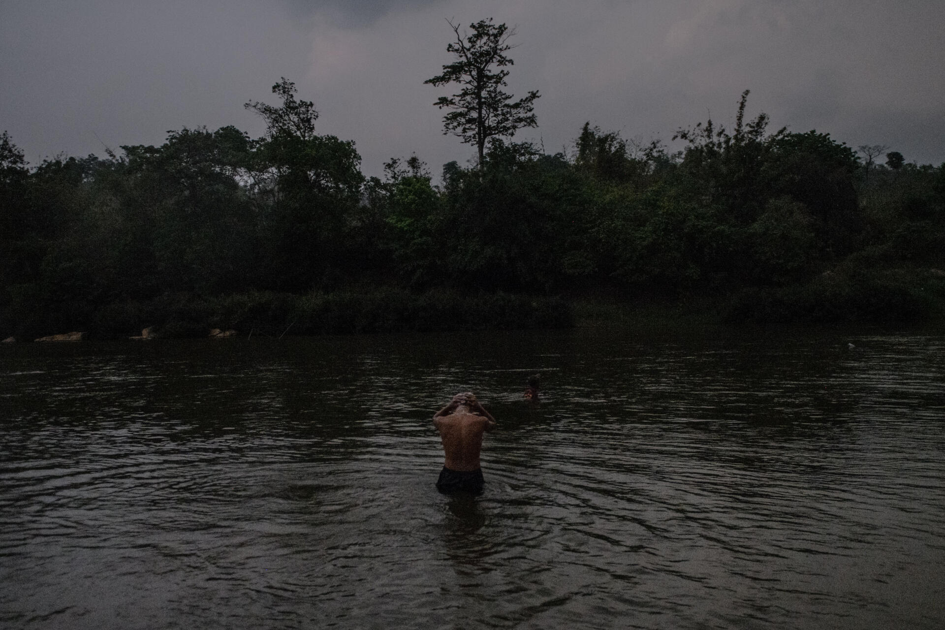 Pyone, un étudiant Kachin se baigne dans la rivière, à Lay Wah (Etat Karen) près de la frontière entre la Birmanie et la Thaïlande, le 10 avril.