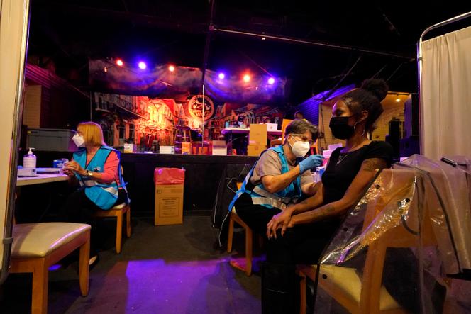 Un centre de vaccination installé dans un bar propose une boisson gratuite après l’injection, à la Nouvelle-Orléans (Louisiane), le 13 avril.