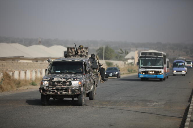 Une escorte militaire nigériane conduit les bus dans lesquels les enfants enlevés par Boko Haram à l’école secondaire scientifique de Kankara, dans le nord-ouest de l’Etat de Katsina, rentrent chez eux après avoir été libérés le 18 décembre 2020.