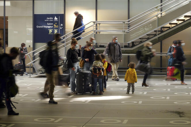 Une famille s’apprête à prendre le train, à la gare Montparnasse (Paris), le 2 avril.