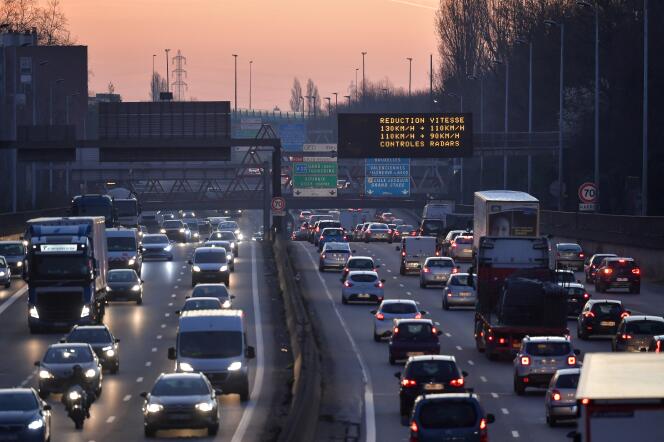 Un panneau affiche des mesures de réduction du trafic pour réduire la pollution autour de la ville de Lille (Nord), le 27 février 2019.