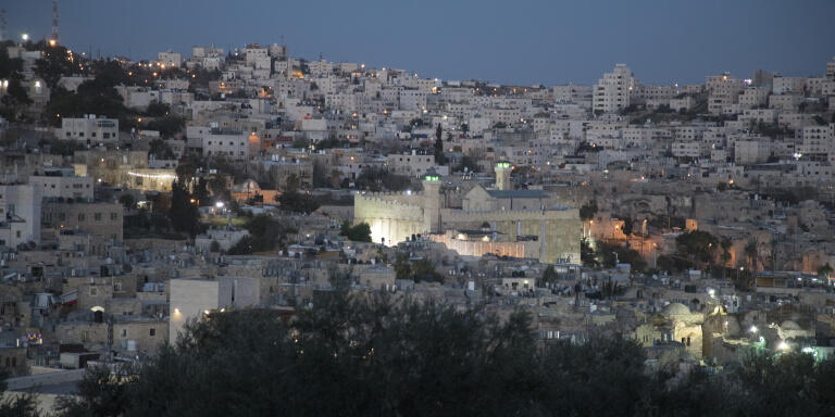 Hébron, Cisjordanie, Israël, le 12 avril 2021

Vue de la zone H1et H2 d'Hébron, le tombeau des patriarches à son centre, à la tombée de la nuit.

Photo Laurent Van der Stockt pour Le Monde