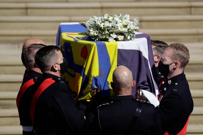 Des soldats de la marine royale portent le cercueil du prince Philip, samedi 17 avril.
