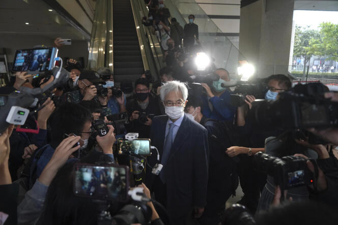 وکیل ، مارتین لی ، بنیانگذار حزب دموکرات ، درست قبل از صدور حکم ، در دادگاه در هنگ کنگ در 16 آوریل.