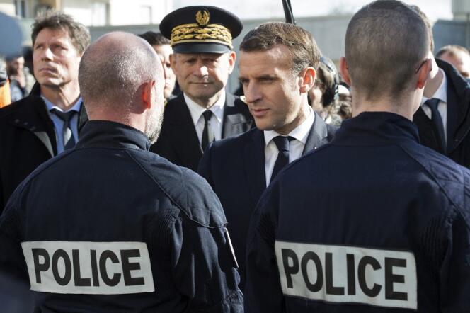 Emmanuel Macron, lors de la visite d’un commissariat à Mulhouse, le 18 février 2020.