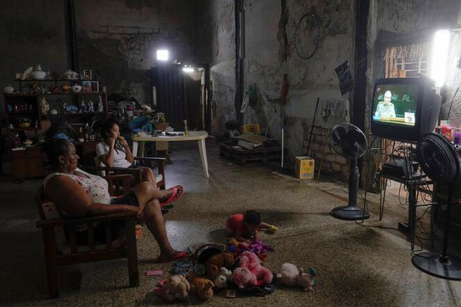 Une famille regarde Raul Castro lors de la session d’ouverture du 8e congrès du Parti communiste de Cuba, le 16 avril.