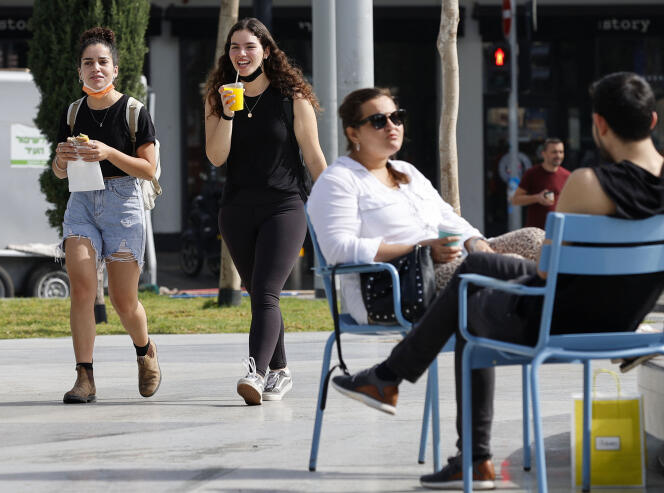 Des Israéliens profitent des terrasses ouvertes et des rues de Tel-Aviv sans masque, le 18 avril.