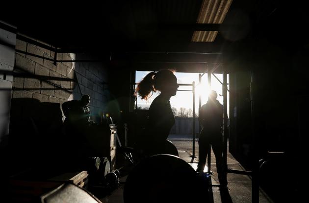 Au Royaume-Uni certaines restrictions commencent également à être levées : c’est le cas par exemple pour les clubs de sport, qui peuvent maintenant rouvrir leurs portes, comme ici à Wallsend, le 12 avril.