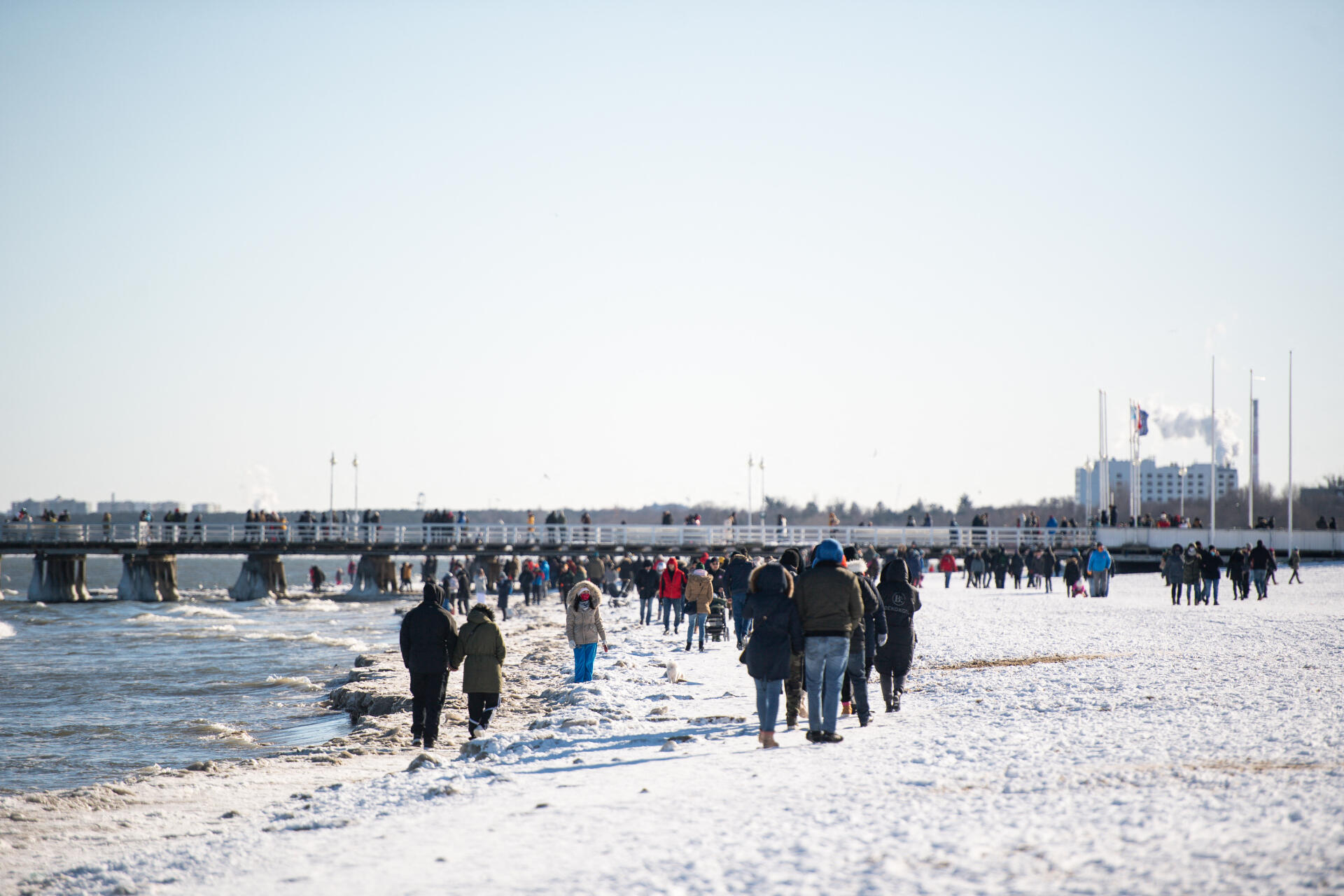 Avec la réouverture du secteur touristique en Pologne, la fréquentation des plages gelées de la mer Baltique, comme à Sopot le 14 février, est très importante. Ici, les hôtels ont dorénavant le droit de recevoir les touristes à 50 % de leur capacité d’accueil.
