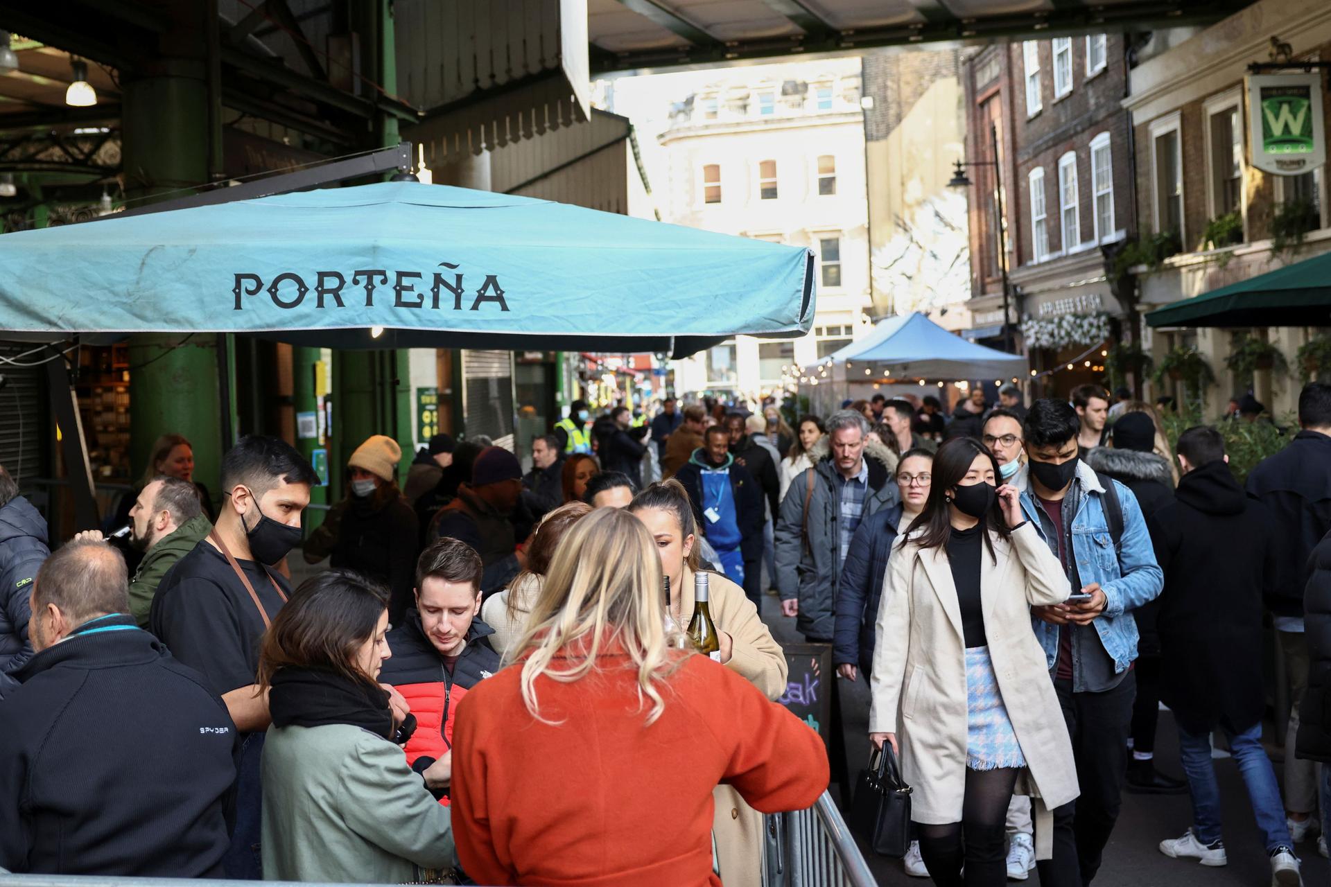 Depuis le 12 avril, les bars ont aussi le droit de lever le rideau et sont donc pris d’assaut, comme ici, à Londres, le 16 avril. Le service ne peut être assuré qu’en terrasse et, en théorie, deux mètres sont obligatoires entre les tables, avec chacune six personnes au maximum.
