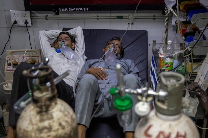 Des malades atteints du Covid-19 sont obligés de partager un lit, au service des urgences de l’hôpital Lok Nayak Jai Prakash, à New Delhi, le 15 avril 2021.