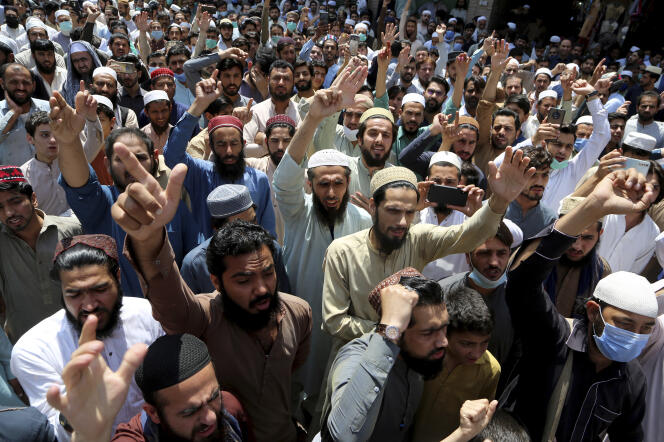 Des partisans du parti islamiste radical Tehrik-e-Labbaik Pakistan (TLP) à Peshawar, dans le nord du Pakistan, lundi 19 avril 2021.