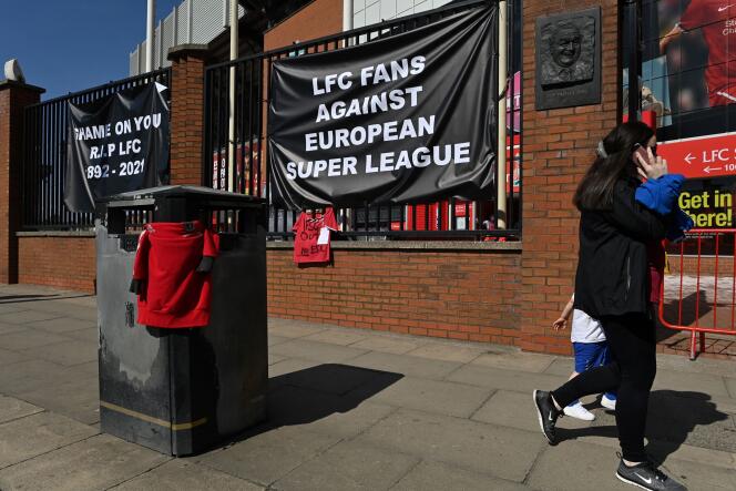 Des supporteurs manifestent contre la participation de leur club au projet de Super Ligue, à Liverpool (Royaume-Uni), le 19 avril.