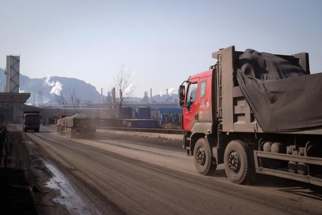 Un camion chargé de charbon se dirige vers une usine d’acier à Tangshan (Chine), le 2 mars 2017.