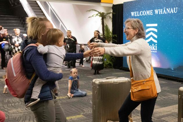 La Nouvelle-Zélande et l’Australie ont mis en place une « bulle de voyage », lundi 19 avril, ouvrant une liaison aérienne non soumise à quarantaine entre les deux pays. De nombreux proches peuvent ainsi se retrouver, comme ici à l’aéroport de Wellington, le 19 avril, alors que vient d’atterrir le premier avion en provenance d’Australie.