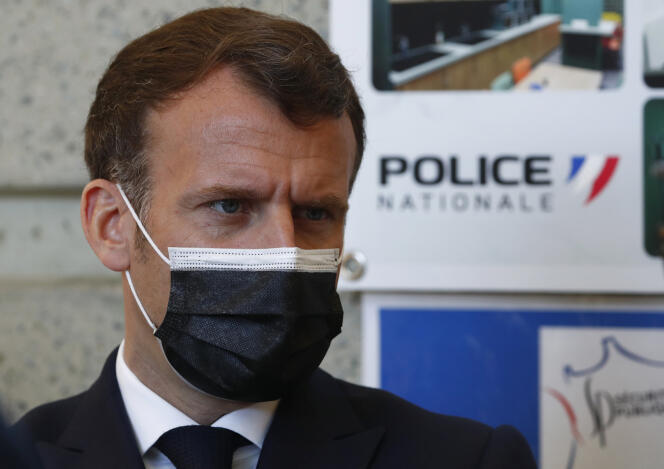 Emmanuel Macron s’est rendu, lundi 19 avril, dans un poste de police de Montpellier.