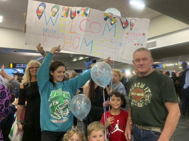 Des Néo-Zélandais attendent l’arrivée d’un membre de leur famille en provenance d’Australie, le 19 avril, à l’aéroport de Wellington.