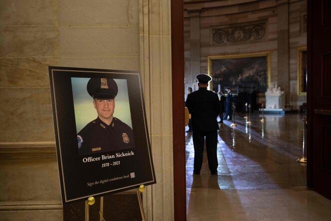 Un portrait de Brian Sicknick dans le Capitole, à Washington, le 2 février 2021.
