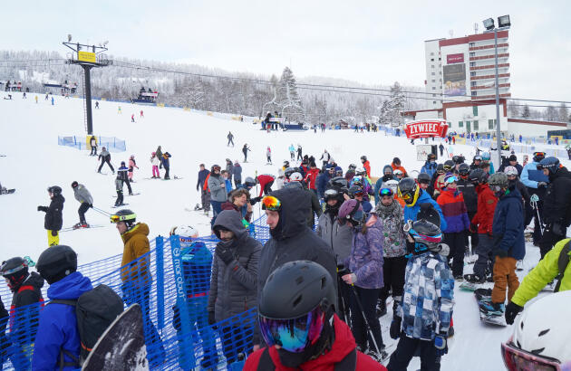 En Pologne, malgré une progression importante des cas de contamination, les infrastructures touristiques ont rouvert afin de soutenir le secteur. Les vacanciers se sont précipités dans les stations de ski, comme ici à celle de Zakopane, le 13 février.