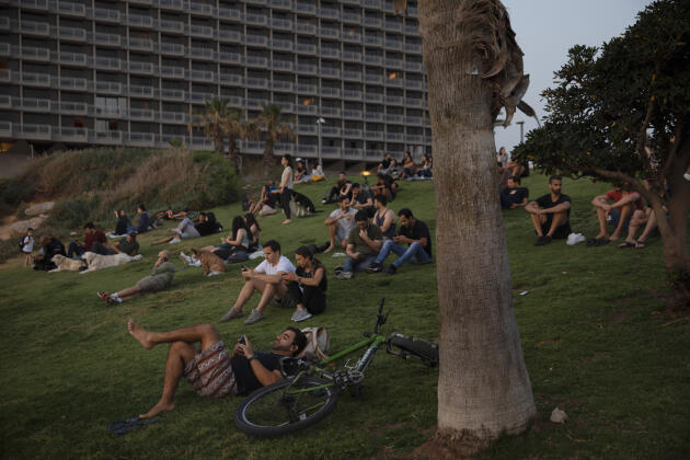 A Tel-Aviv, des personnes se regroupent pour regarder le coucher de soleil, dimanche 18 avril. Le pays vient de lever l’obligation de port du masque dans l’espace public et a totalement rouvert ses écoles et universités.