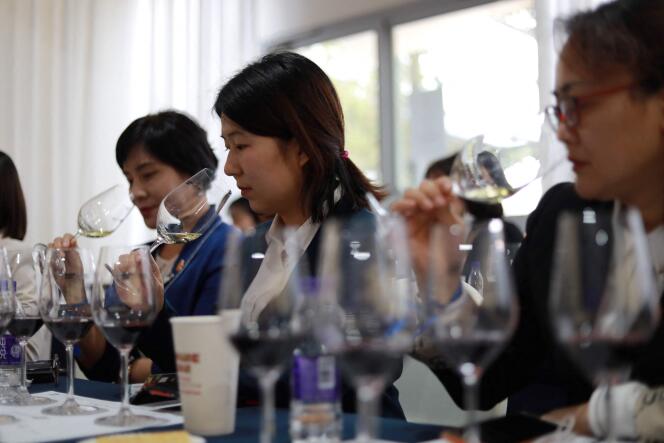 Dégustation de vins lors d’une masterclass donnée par le vignoble australien Monteperle, lors de la China Food and Drinks Fair, à Chengdu, le 3 avril.