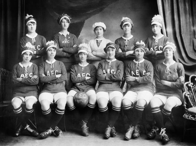 L’équipe de football féminin de l’usine de munitions AEC, à Beckton (Londres), pendant la première guerre mondiale.