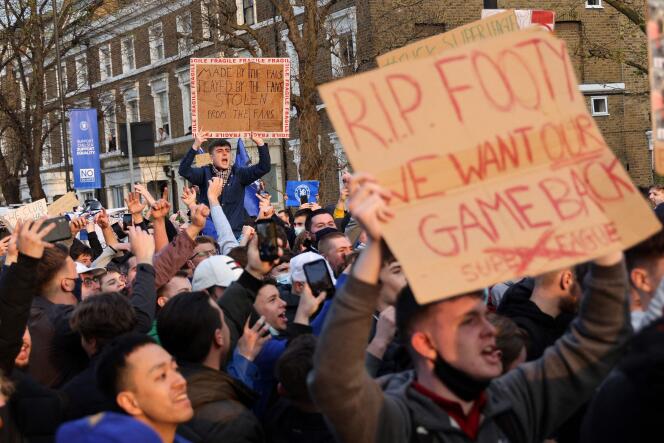 Des supporteurs manifestent contre le projet de Super Ligue européenne devant le stade du club de Cheslea, Stamford Bridge, à Londres, le 20 avril.