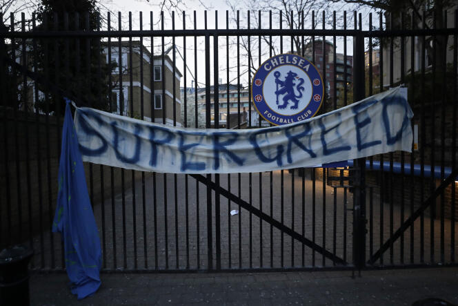 Une bannière dénonçant la « super-avidité » des douze clubs ayant signé pour fonder la Super Ligue, suspendue à l’une des portes de Stamford Bridge, le stade du club anglais de Chelsea.