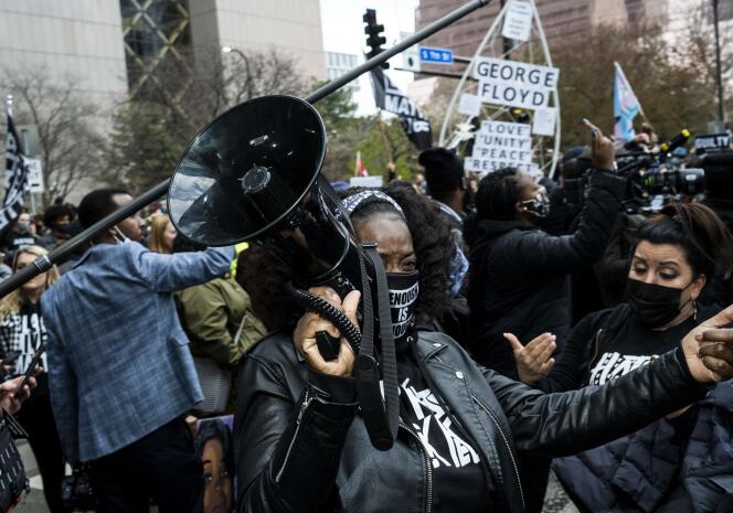 Des manifestants réagissent à l’annonce du verdict, à Minneapolis.