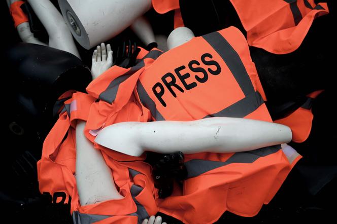 Devant le consulat saoudien à Neuilly-Sur-Seine, à l’ouest de Paris, le 1er octobre 2019, des mannequins avec des brassards de presse et une veste ont été empilés par des membres de Reporters sans frontières (RSF).