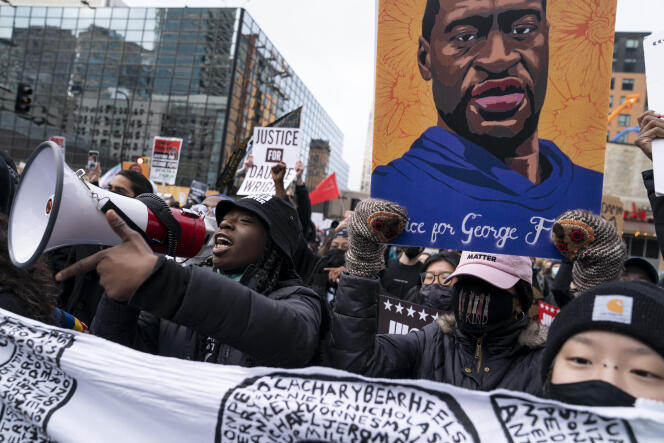 Des manifestants ont défilé à Minneapolis, lundi 19 avril, pour réclamer la condamnation de Derek Chauvin.