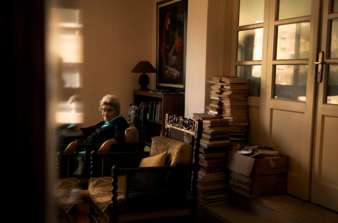 Laila Soueif, chez elle, dans le quartier de Dokki, au Caire, le 15 avril.