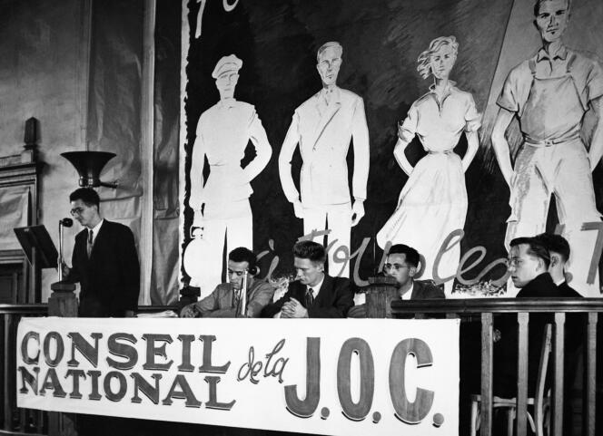 De gauche à droite, René Salanne, qui prononce le discours d’ouverture, et les dirigeants Pierre Robert, Dominique Alunni, Alfred Martinage, Guy Baudrillard et Roger Bergin, lors du congrès de la Jeunesse ouvrière chrétienne (JOC), à Versailles, le 21 septembre 1954.