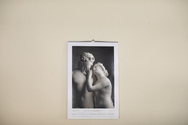 Calendrier suspendu dans l’appartement servant d’accompagnement à la mort, à Liestal, en Suisse, le 14 avril.