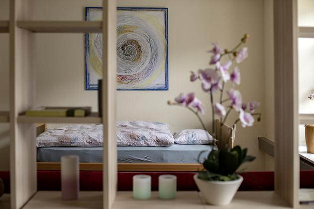 Le lit d’accompagnement à la mort, dans l’appartement situé à Liestal, dans le canton de Bâle, en Suisse, le 14 avril.