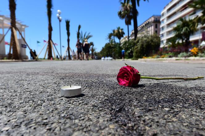 Sur la promenade des Anglais à Nice, le 16 juillet 2016, deux jours après l’attentat.