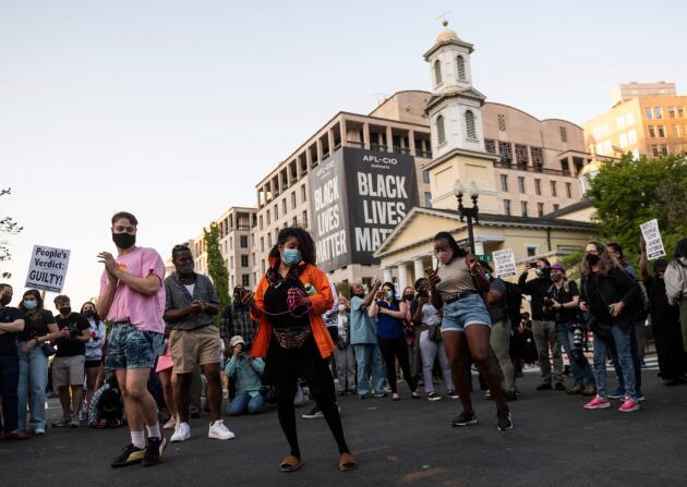 D’autres rassemblements ont eu lieu un peu partout dans le pays. Comme ici, à Washington, où des personnes dansent dans la rue à l’annonce du verdict.