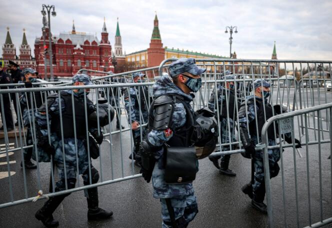 Des policiers antiémeute russes bloquent une rue lors d’un rassemblement de soutien à Alexeï Navalny, critique du Kremlin, à Moscou, le 21 avril 2021.