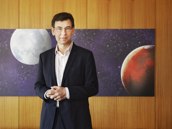 Philippe Baptiste, nouveau président du Centre national d’études spatiales, dans son bureau, à Paris, le 20 avril.