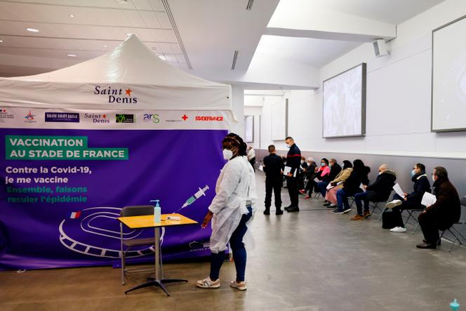 File d’attente à Saint-Denis (Seine-Saint-Denis) pour la vaccination contre le Covid-19, le 26 avril 2021.