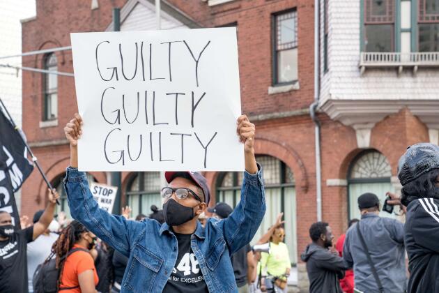 Sur cette photo prise à Atlanta le 20 avril,  un jeune homme brandit une pancarte « Coupable, coupable, coupable ».