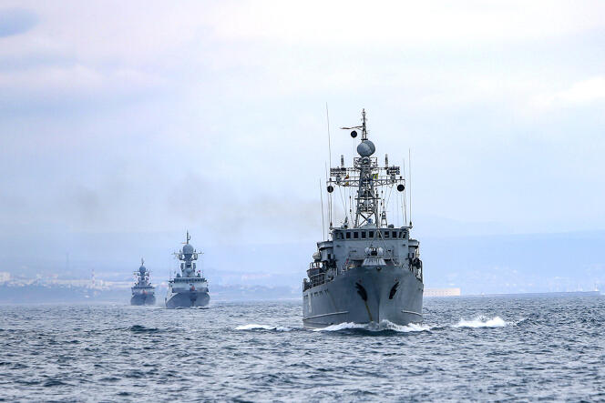 Des navires de la marine russe, lors d’exercices en mer Noire, le 14 avril 2021.