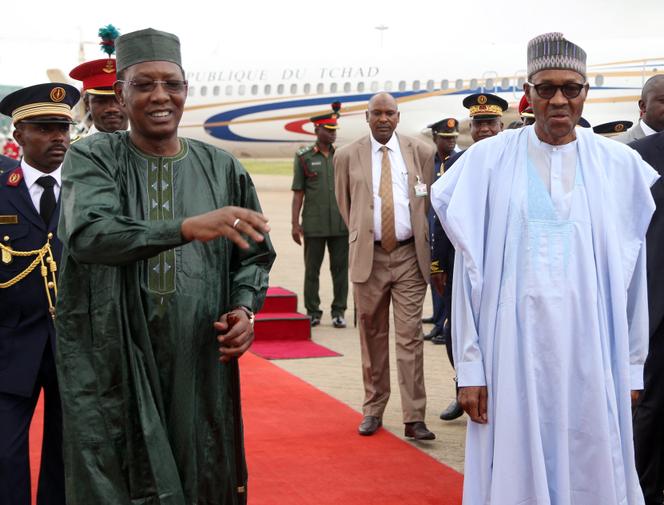 Presidentes Idriss Déby (à esquerda) e Muhammadu Buhari, em Abuja, em junho de 2015.