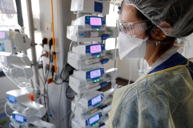 Dans l’unité de soins intensifs de l’hôpital de Valenciennes, le 22 avril 2021, où sont traités des patients souffrant du Covid-19.