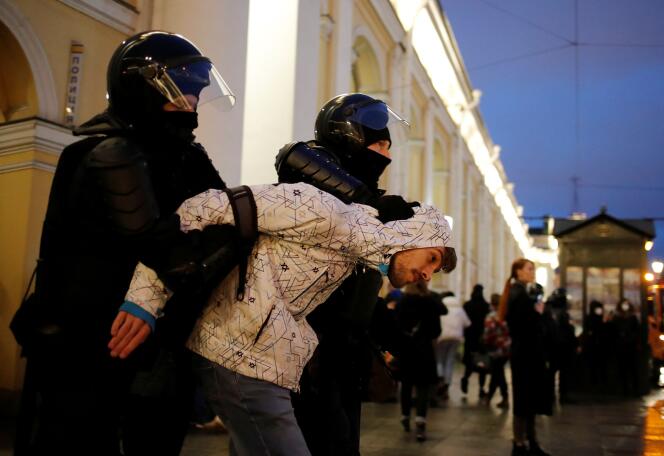 Un manifestant est emmené par des agents des forces de l’ordre, à Saint-Pétersbourg, en Russie, le 21 avril.