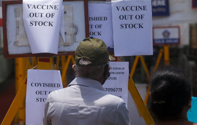 Un avis informe de la pénurie de vaccin contre le Covid-19 sur le portail d’un centre de vaccination, à Bombay (Inde), le 20 avril.