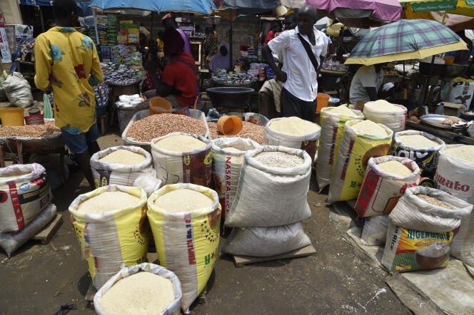 Des vendeurs exposent de la nourriture à vendre sur un marché de Mowe, dans le sud-ouest du Nigeria, le 19 avril 2021.
