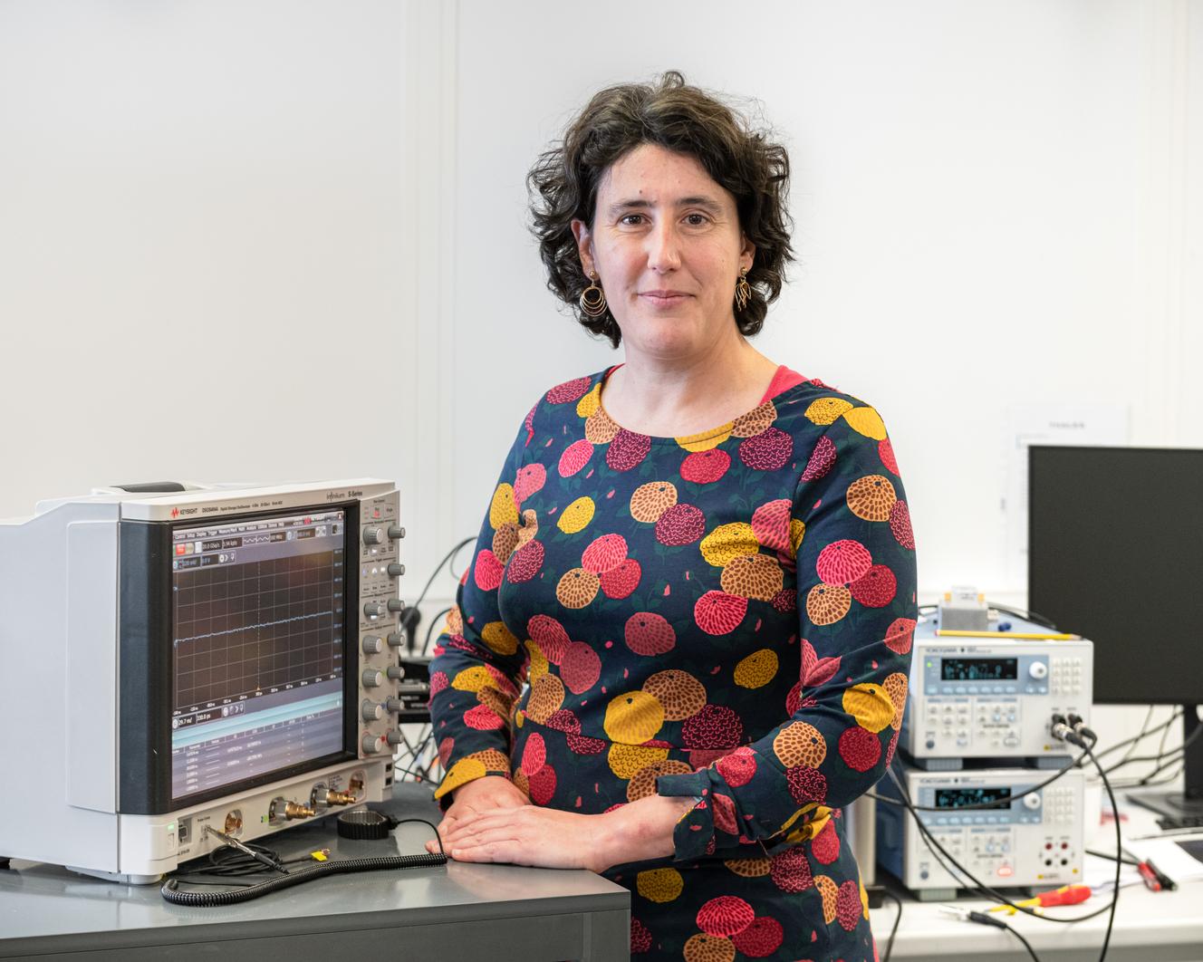 Julie Grollier dans son laboratoire CNRS/THALES, à Palaiseau, le 20 avril 2021.