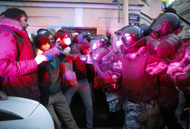 Des manifestants font face à la police lors d’un rassemblement de soutien à Alexeï Navalny, à Saint-Pétersbourg (Russie), le 21 avril.