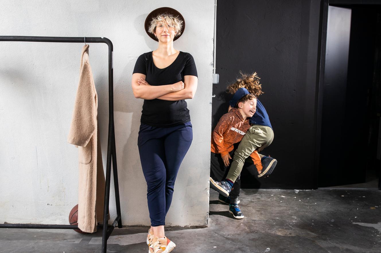 Hélène Bonhomme, avec deux de ses quatre enfants, Romain et Adelin, à Bordeaux, le 20 avril, dans les nouveaux locaux où s’est installée l’équipe de son blog, Fabuleuses au foyer.